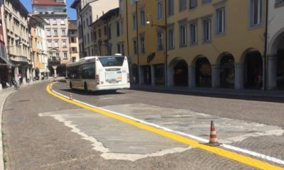 Mezzi pubblici in via Mercatovecchio a Udine