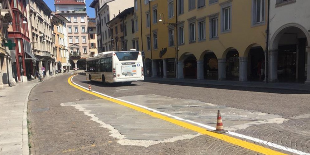 Mezzi pubblici in via Mercatovecchio a Udine