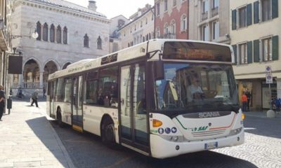 Mezzi pubblici in via Mercatovecchio a Udine