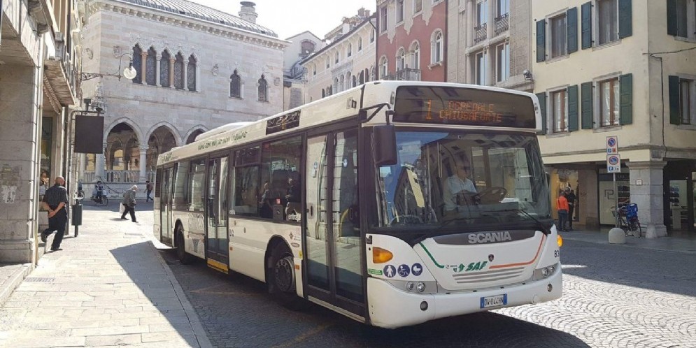 Mezzi pubblici in via Mercatovecchio a Udine