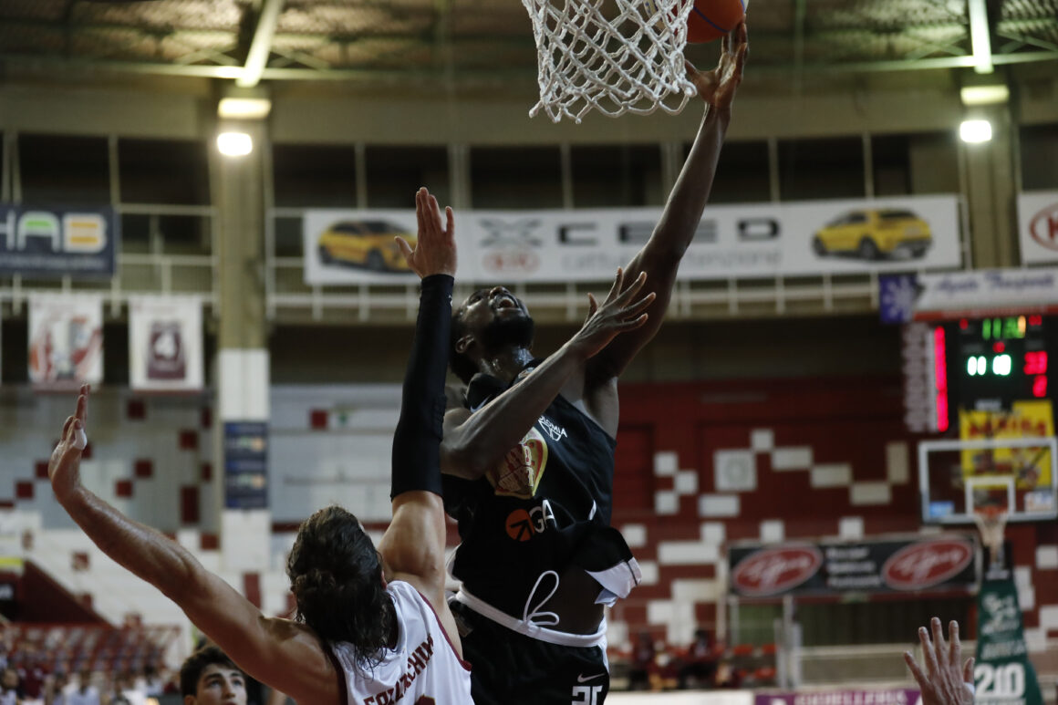 Foulland a canestro contro Trapani