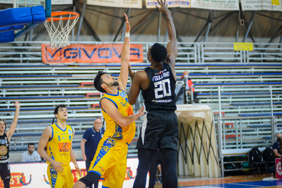 Foulland in azione a Scafati (foto APU)