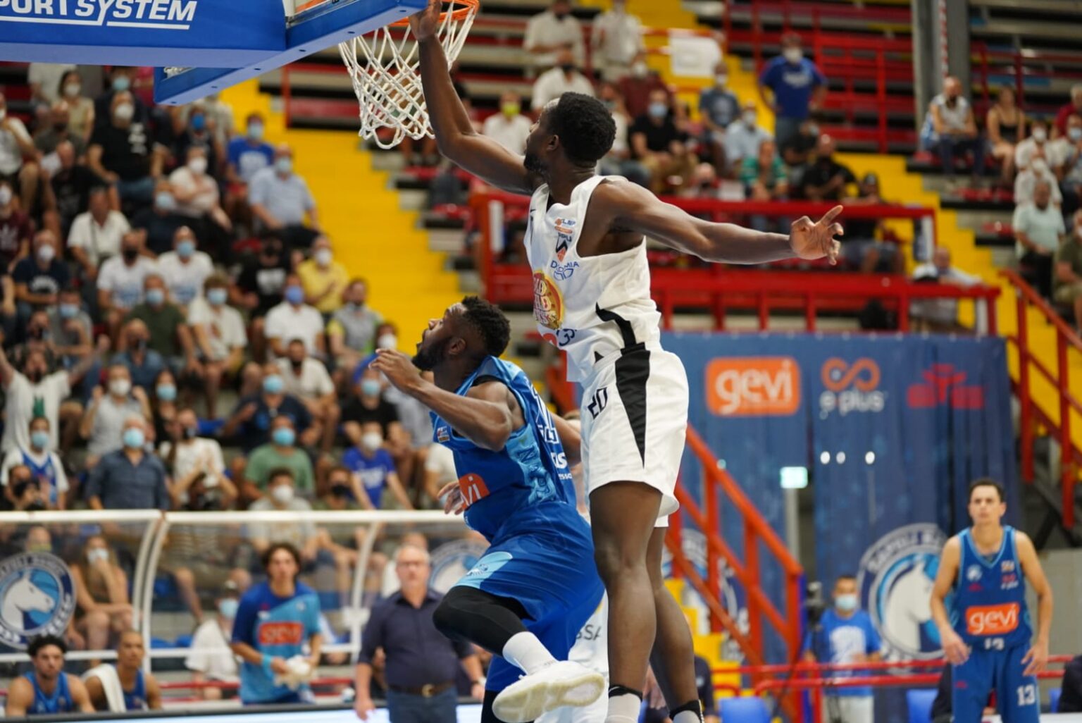 Foulland in azione contro Napoli (foto APU)