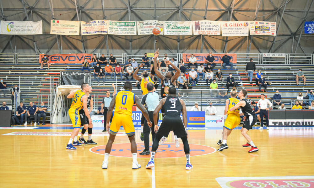 Foulland al salto contro Scafati (foto APU)