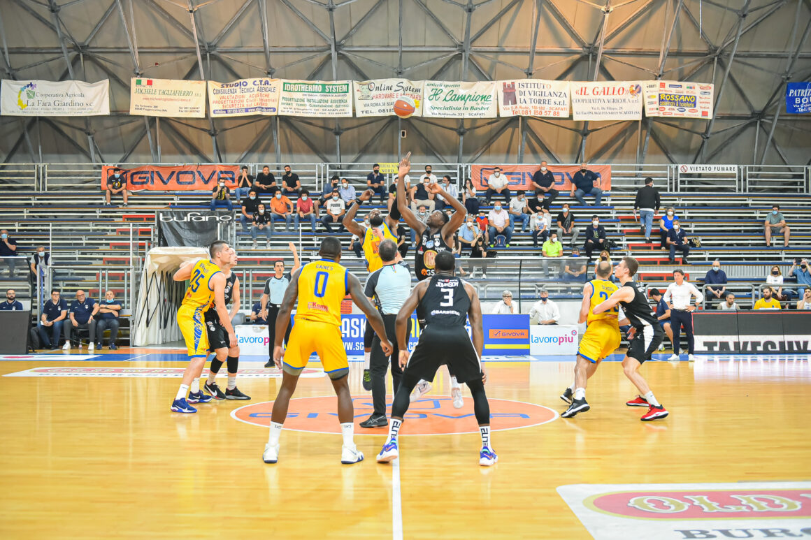 Foulland al salto contro Scafati (foto APU)