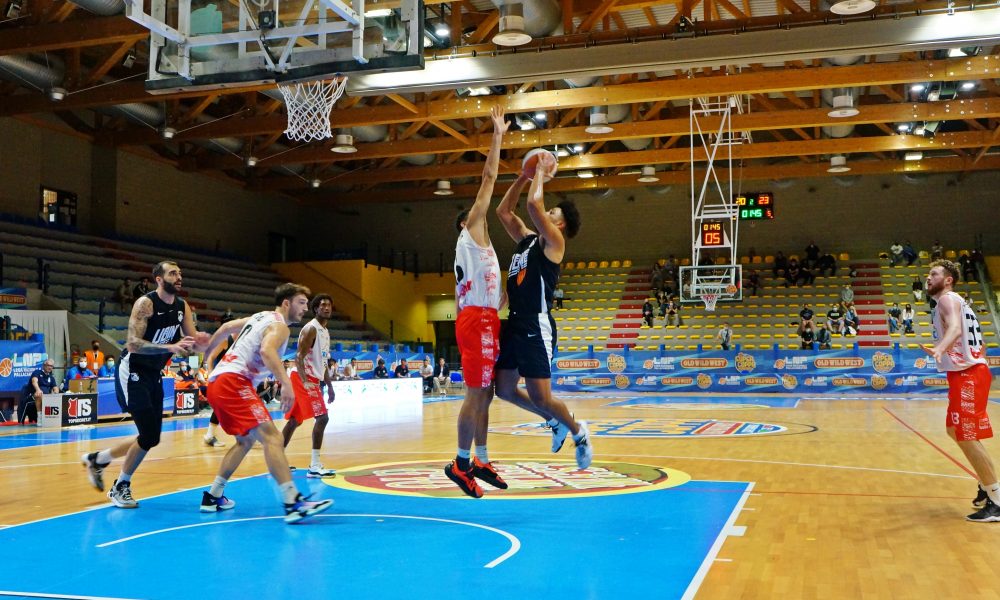 Esposito in azione contro Cento