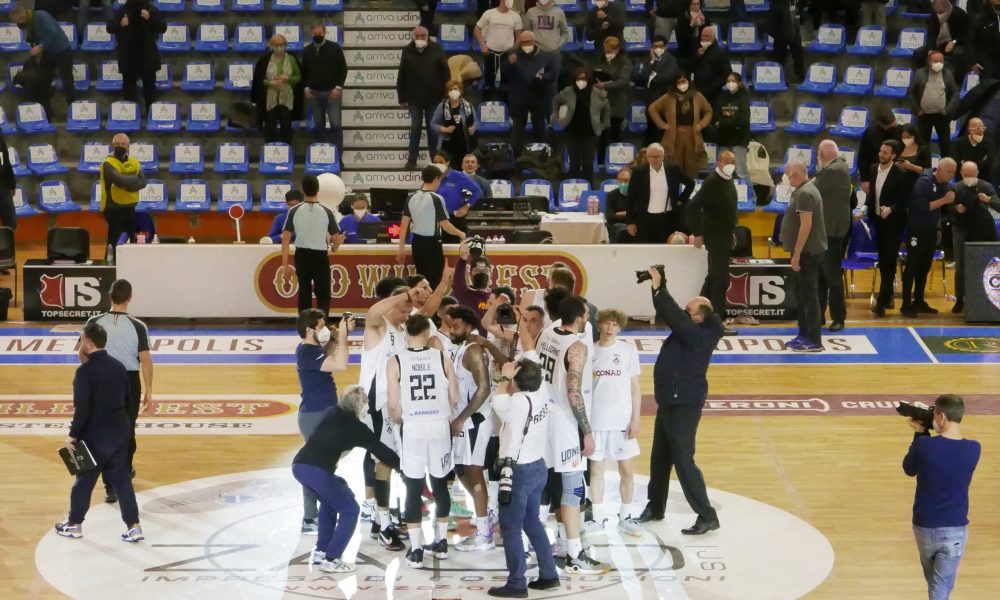 i bianconeri festeggiano alla fine del match con Piacenza