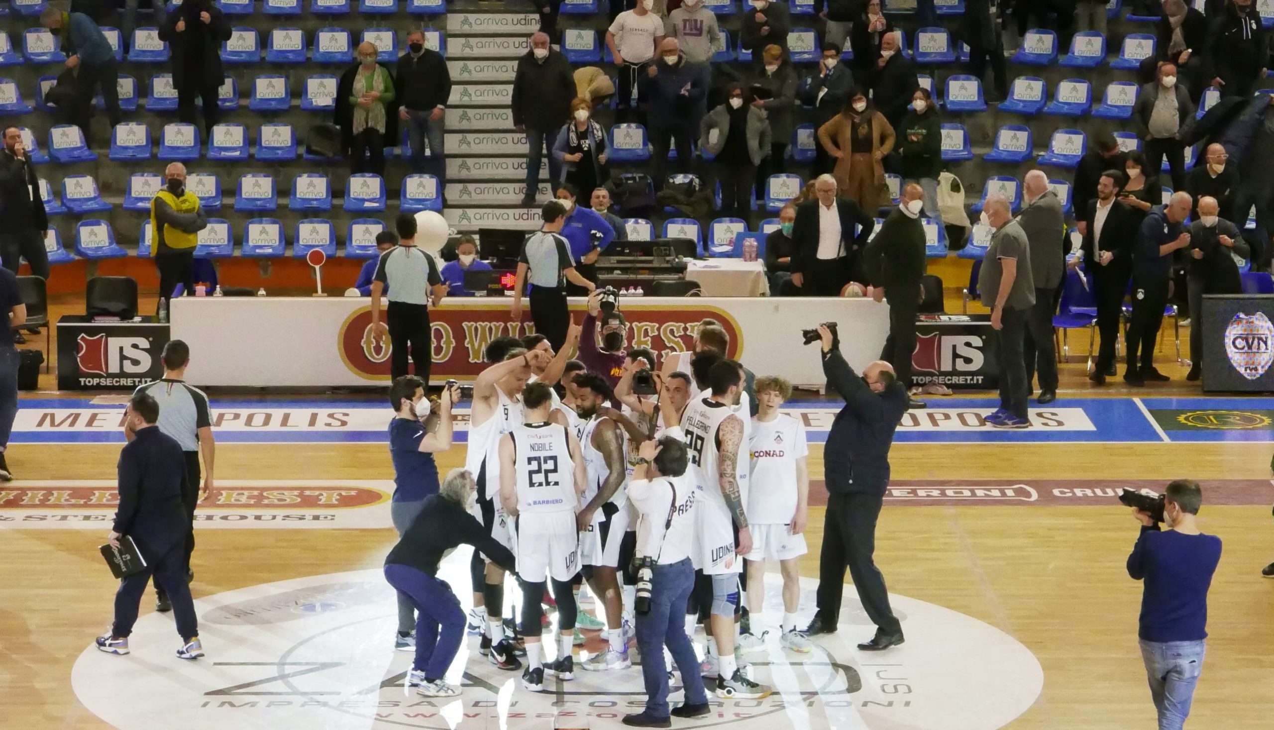 i bianconeri festeggiano alla fine del match con Piacenza