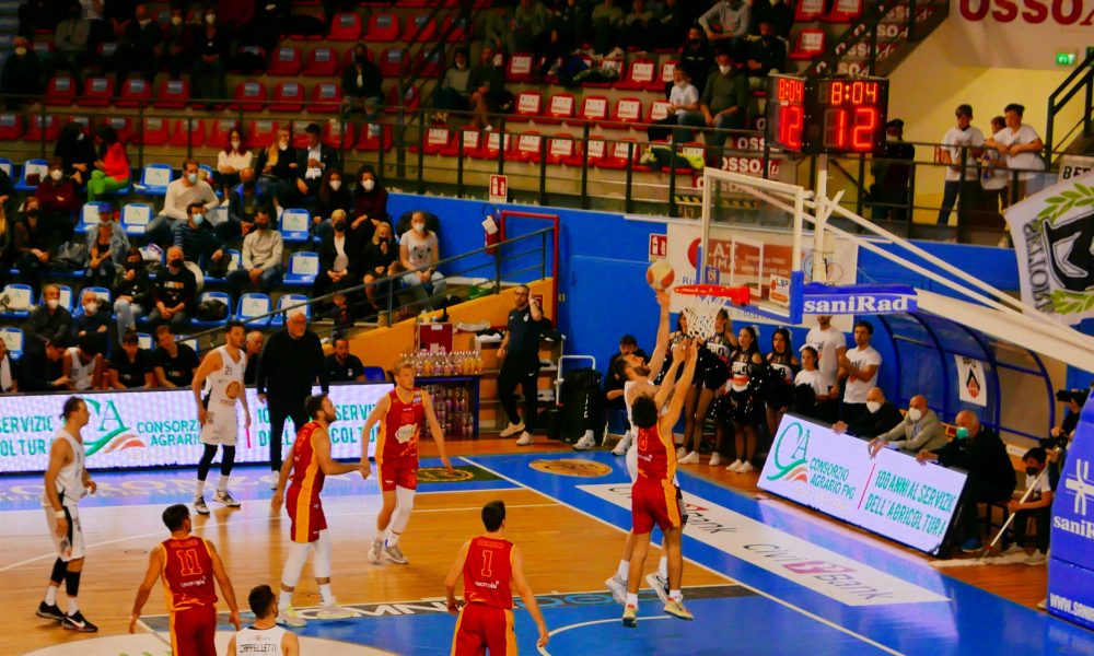 Pellegrino a canestro contro Ravenna