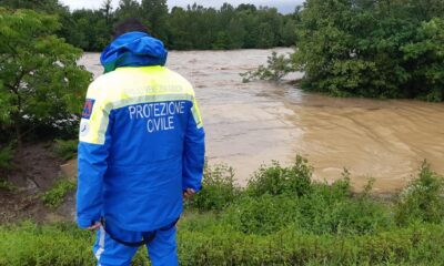 Volontario della protezione civile a Manzano per maltempo