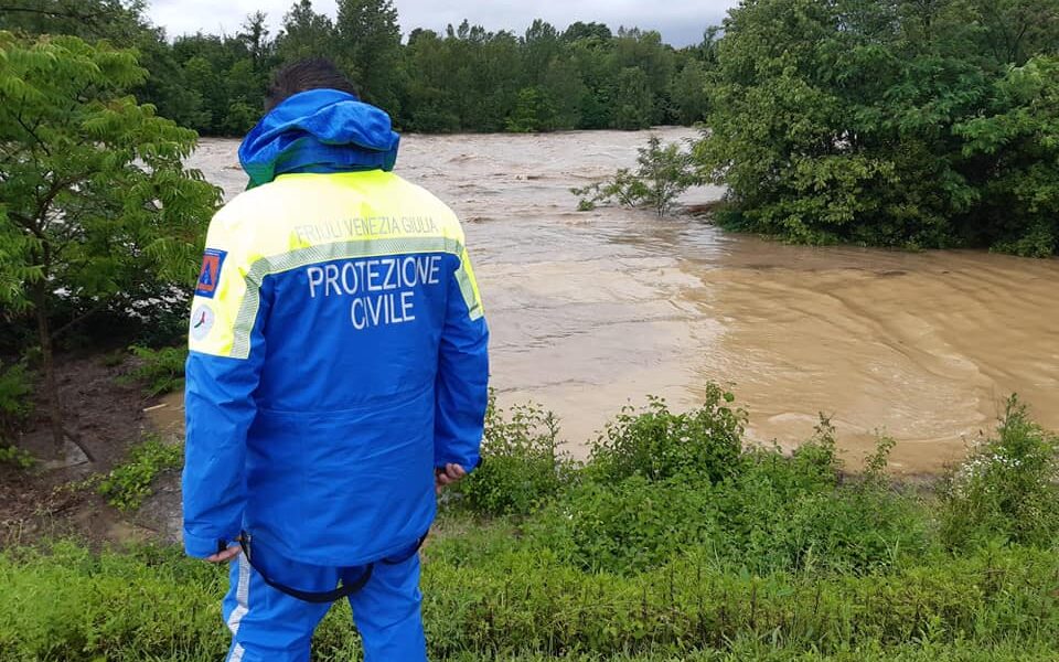 Volontario della protezione civile a Manzano per maltempo
