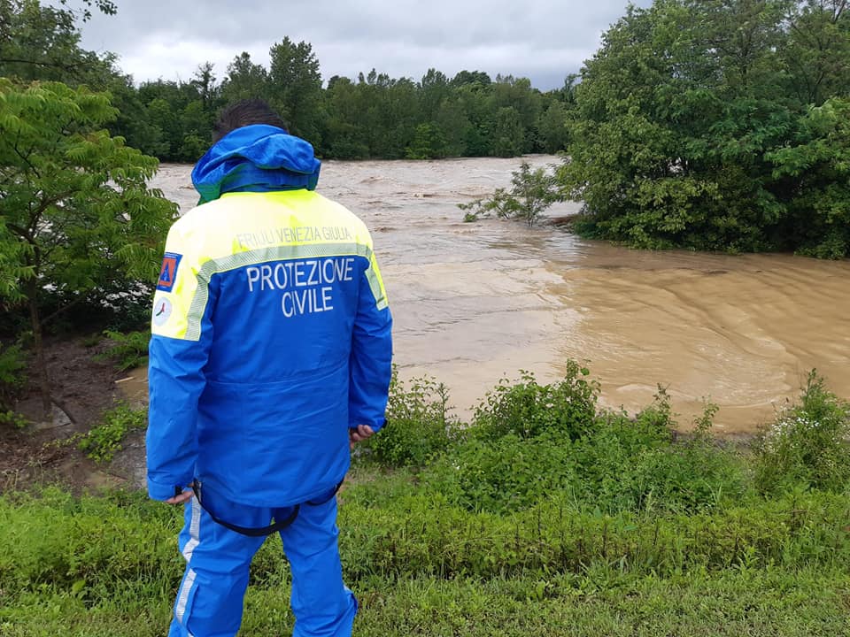 Volontario della protezione civile a Manzano per maltempo