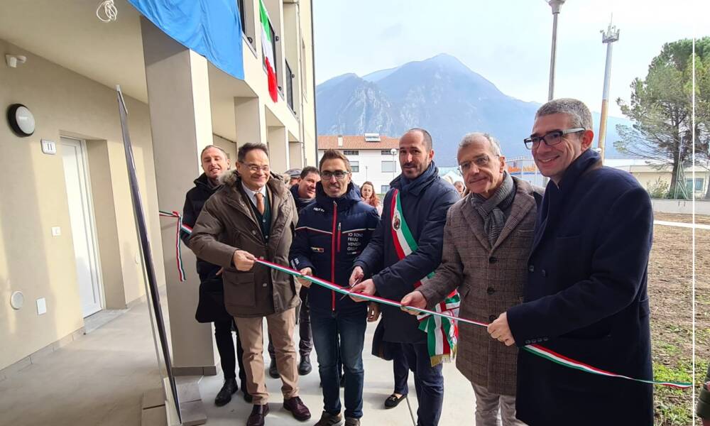 Il taglio del nastro all'esterno del nuovo edificio Ater Udine a Gemona (Roberti a destra)