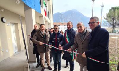 Il taglio del nastro all'esterno del nuovo edificio Ater Udine a Gemona (Roberti a destra)
