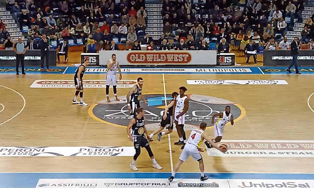 Una rimessa in campo nel match tra Udine e Ravenna