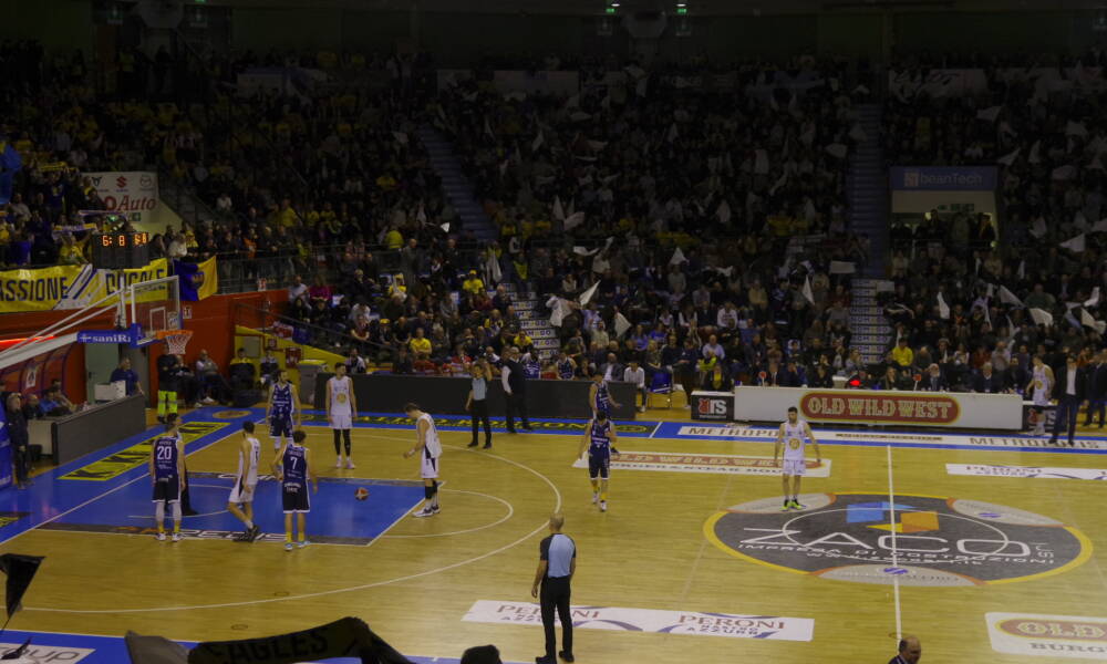 Un'immagine delle fasi finali del derby tra Udine e Cividale