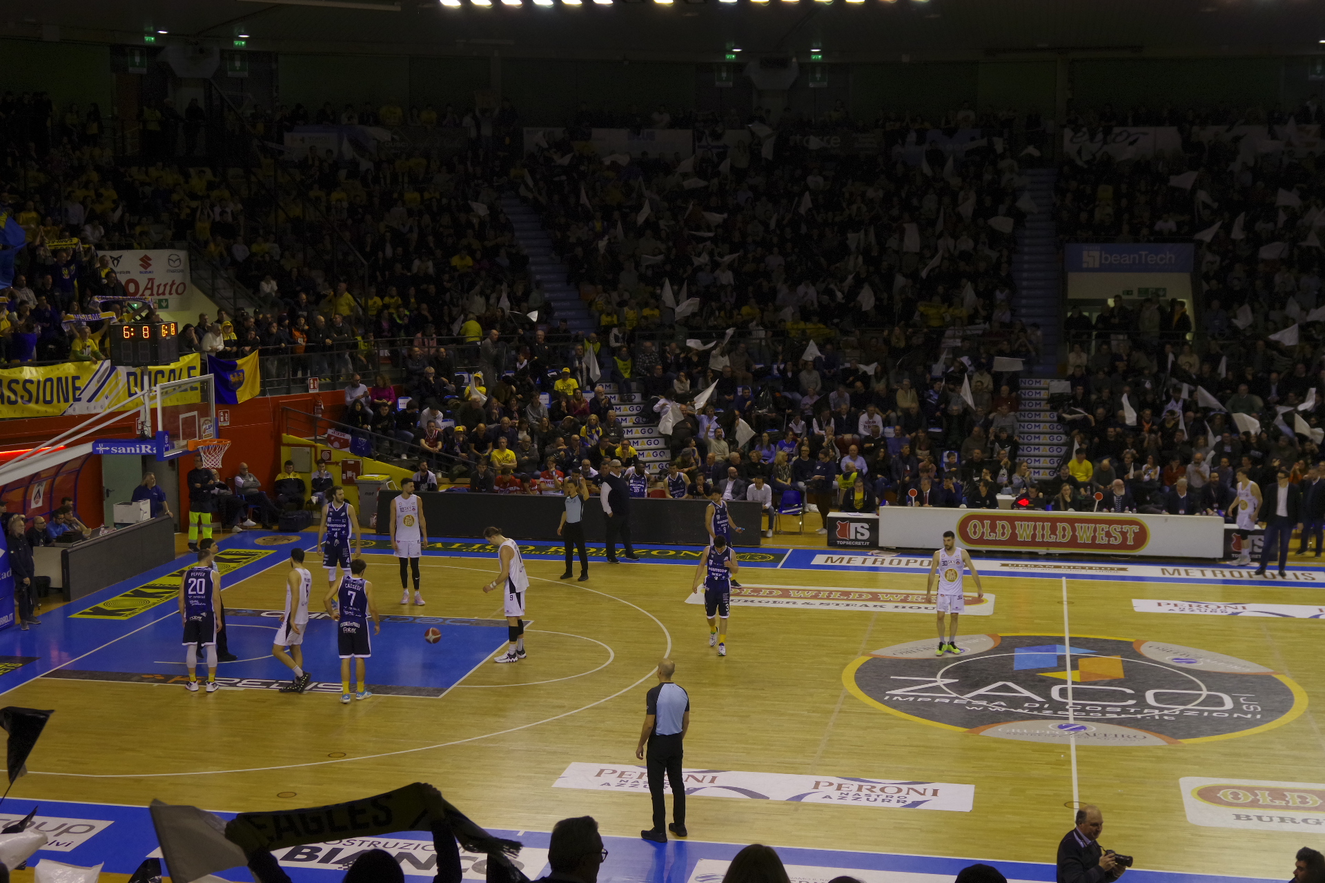 Un'immagine delle fasi finali del derby tra Udine e Cividale