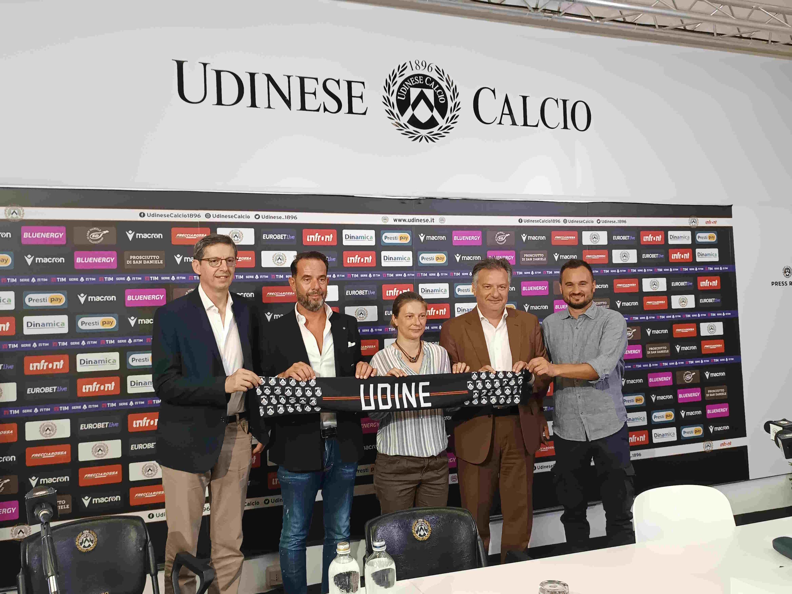 Foto di gruppo alla fine della presentazione della campagna abbonamenti