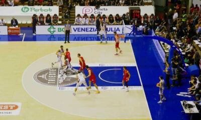 Un azione offensiva di Udine nel derby a Trieste