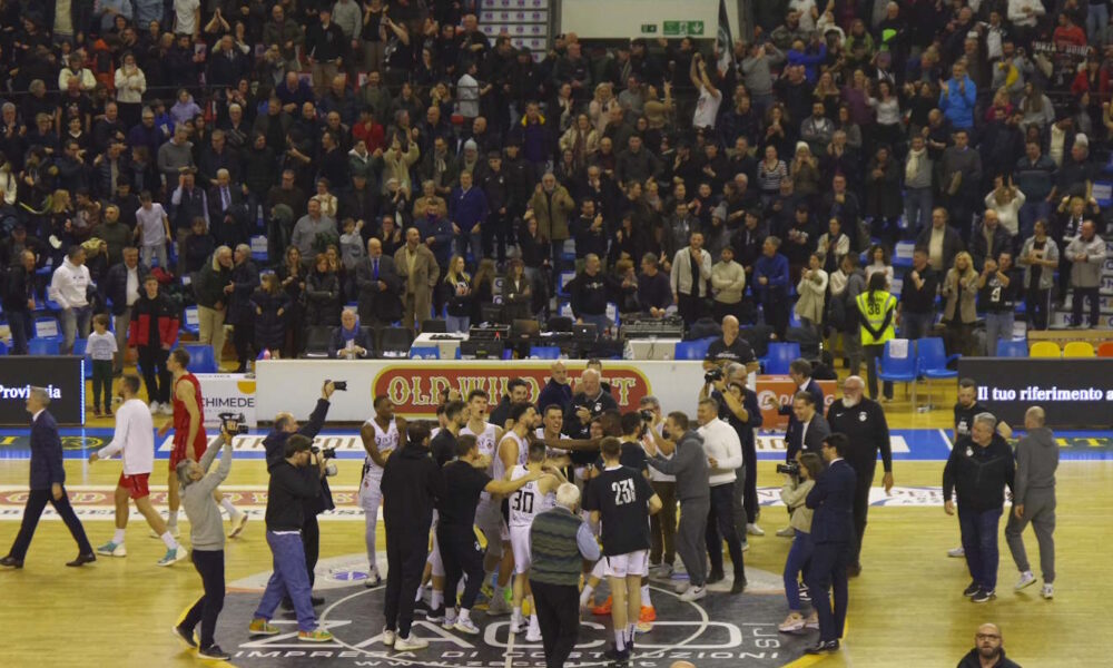 L'APU festeggia a centro campo dopo la vittoria nel derby