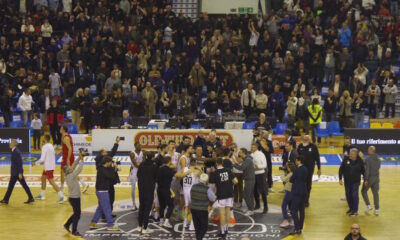 L'APU festeggia a centro campo dopo la vittoria nel derby