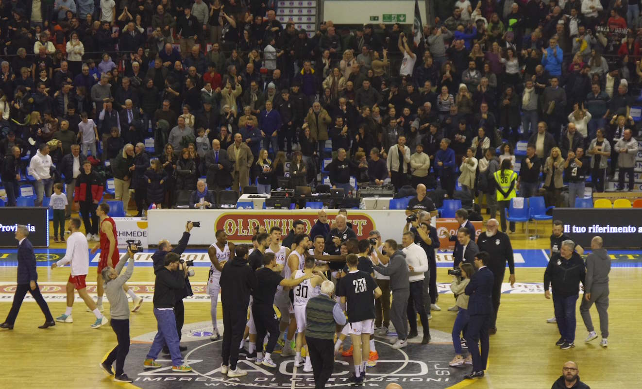 L'APU festeggia a centro campo dopo la vittoria nel derby