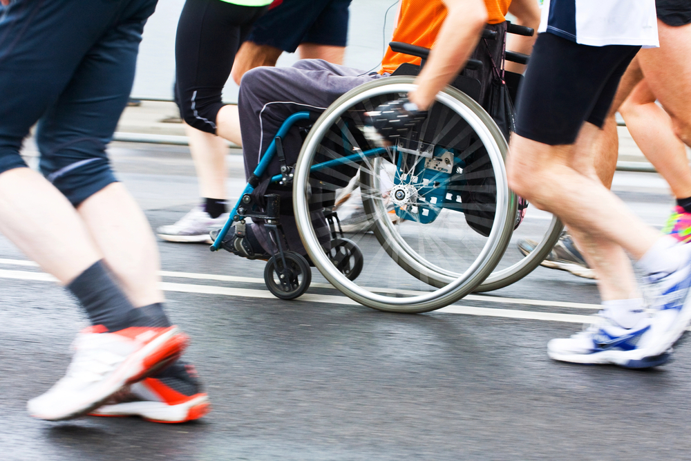 Atleta disabile su sedia a rotelle