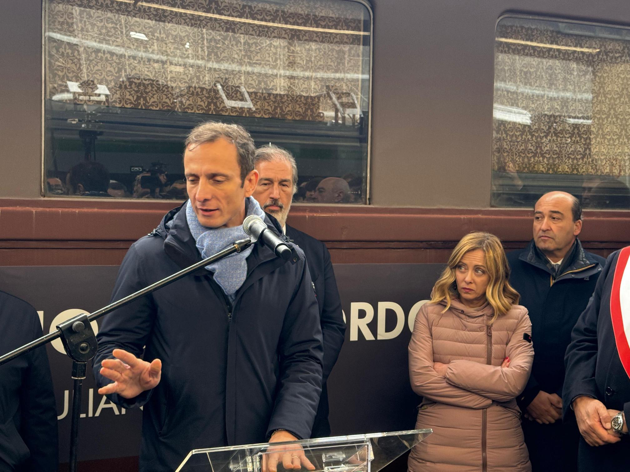 Il governatore Massimiliano Fedriga nel corso del suo intervento. Alle sue spalle il premier Giorgia Meloni