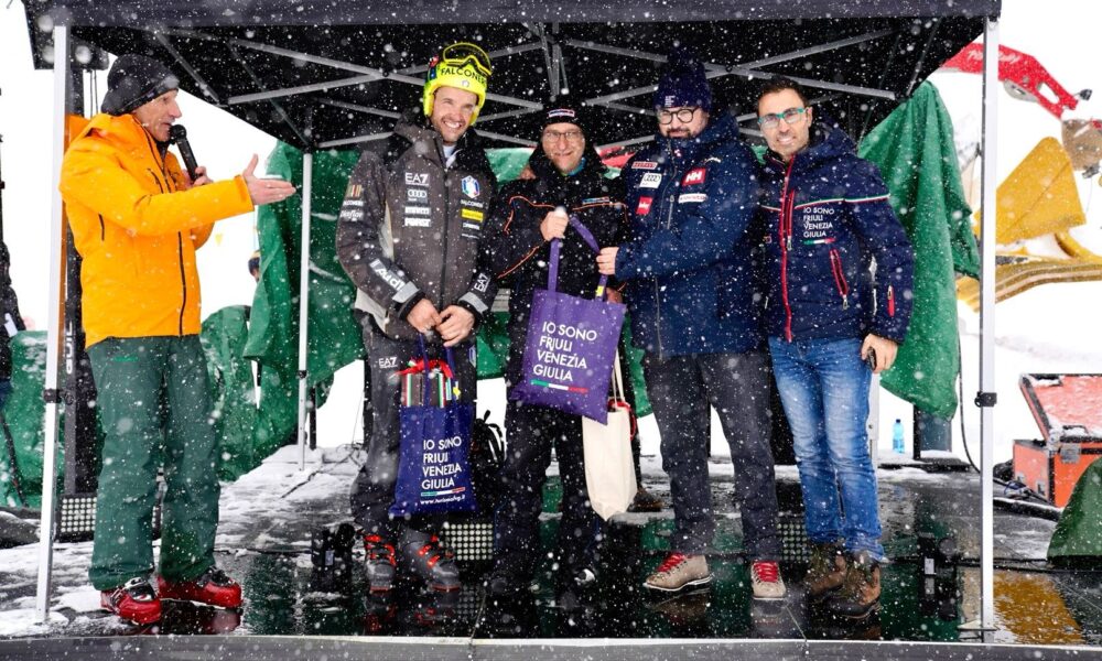 Il campione azzurro Christof Innerhofer (a sx) e il vicepresidente del Cr Fvg, Stefano mazzolini (a dx) sul palco delle premiazioni