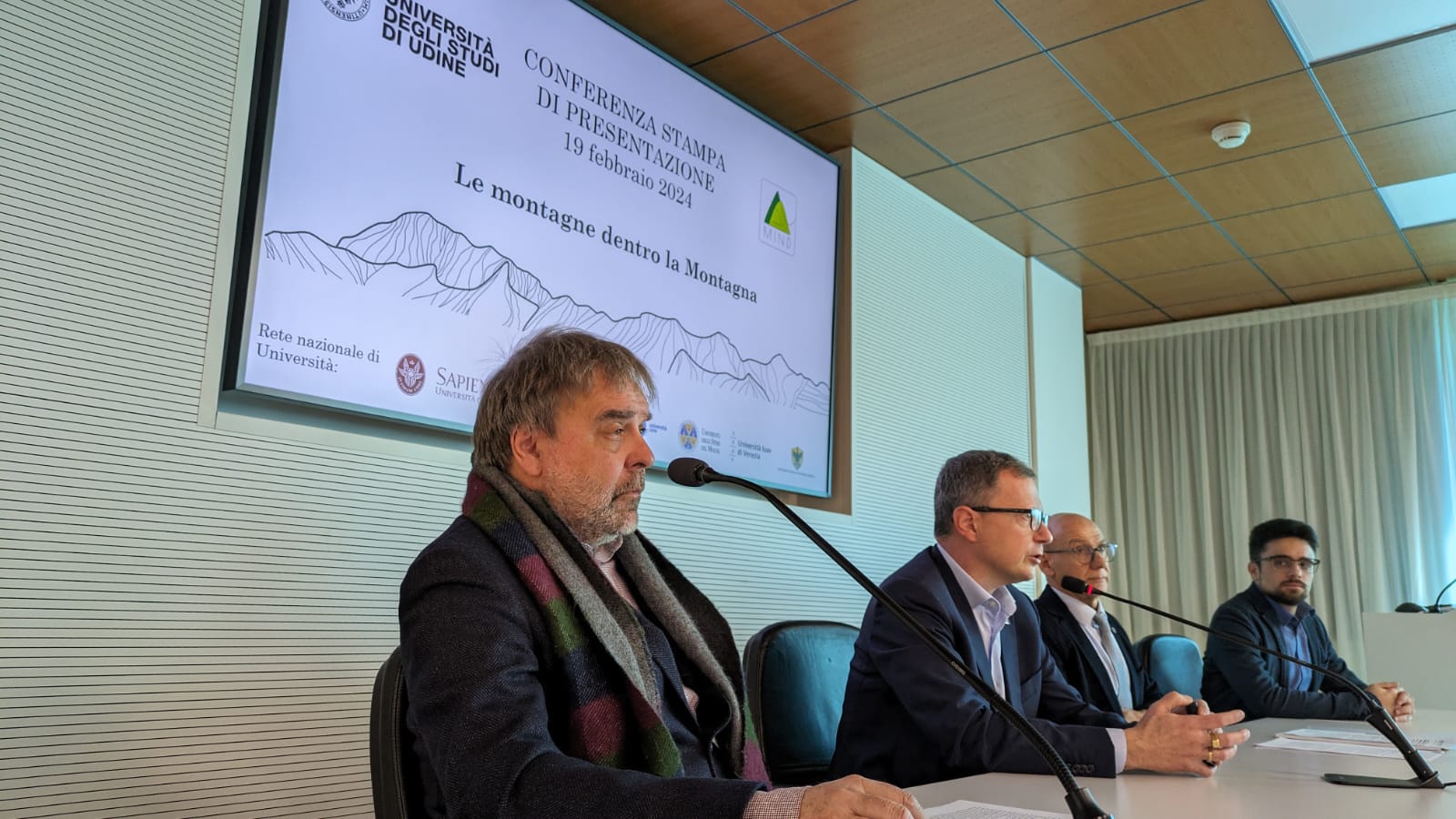 L'assessore Stefano Zannier interviene alla presentazione delle due ricerche dell'Università di Udine