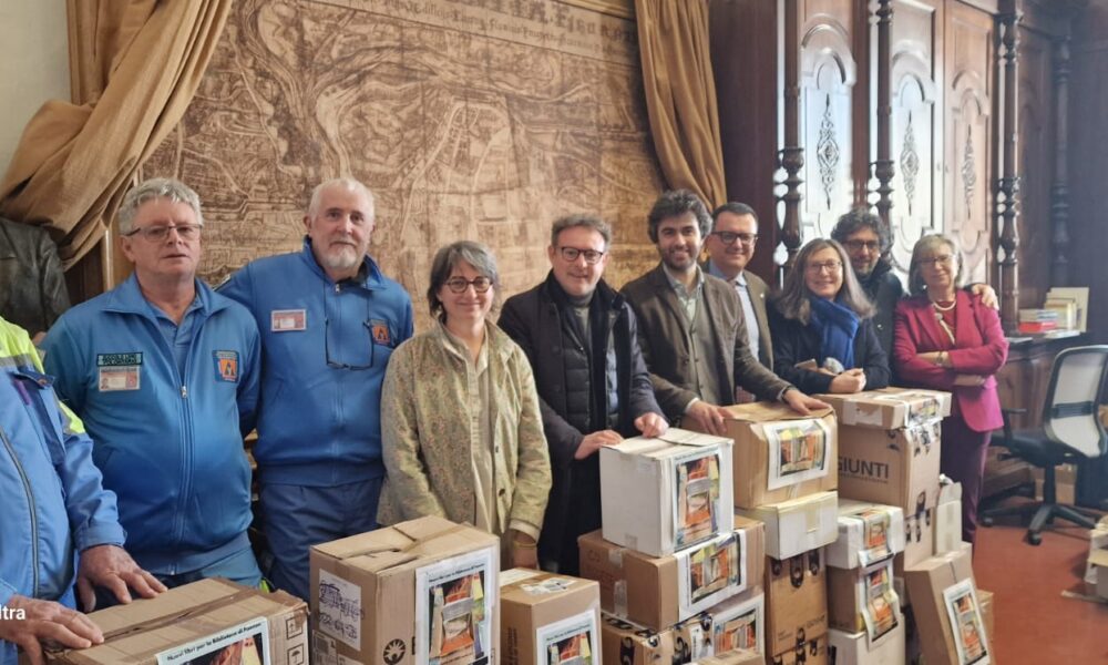 Alla consegna delle 30 scatole contenenti i libri erano presenti, insieme al sindaco di Faenza Massimo Isola, l’assessore alla Cultura e Istruzione del Comune di Udine Federico Pirone, l’assessore alla Protezione Civile Andrea Zini