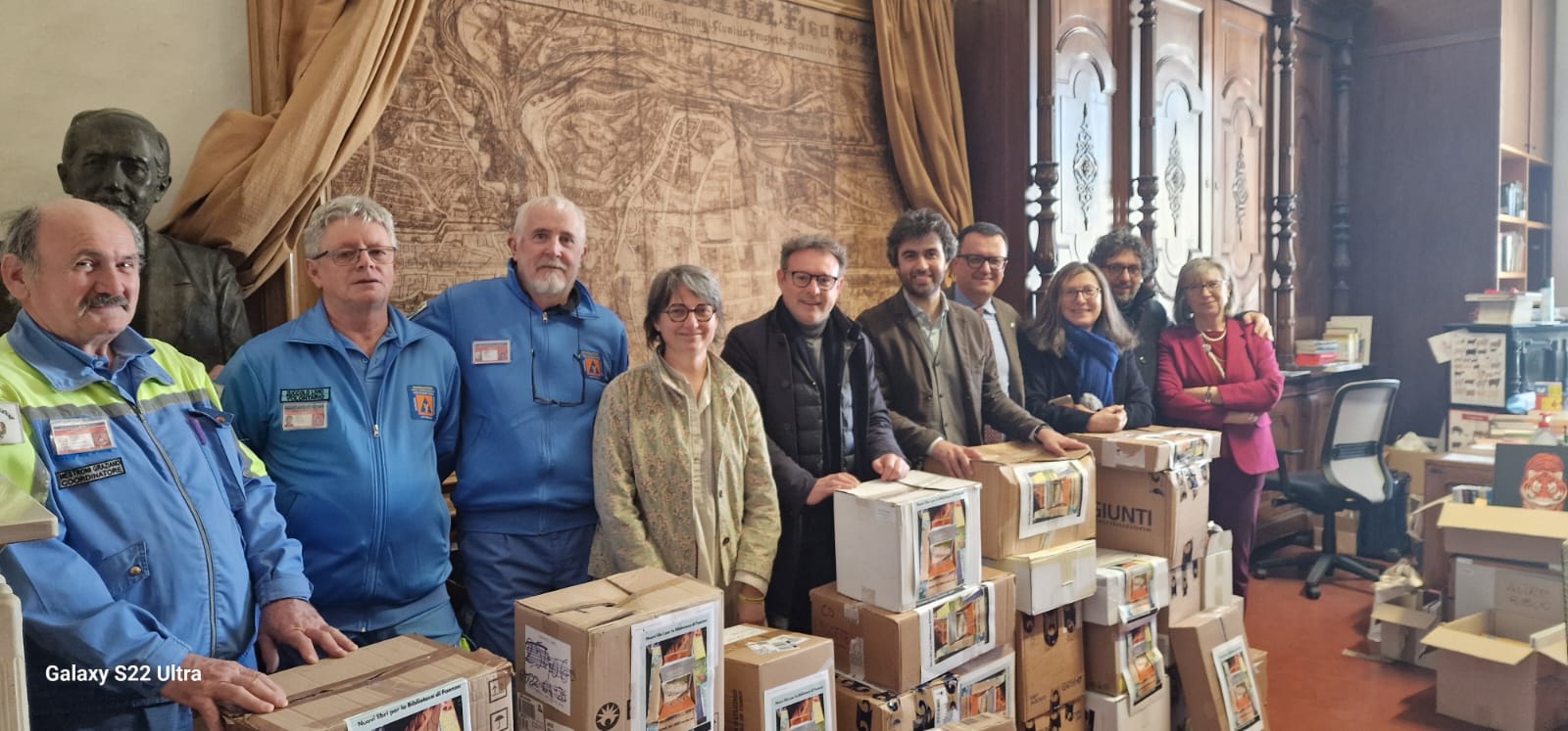 Alla consegna delle 30 scatole contenenti i libri erano presenti, insieme al sindaco di Faenza Massimo Isola, l’assessore alla Cultura e Istruzione del Comune di Udine Federico Pirone, l’assessore alla Protezione Civile Andrea Zini