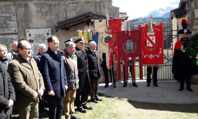 Il vicegovernatore del Friuli Venezia Giulia Mario Anzil, primo a sinistra, alla solenne commemorazione per lottantesimo anniversario delleccidio dei dodici carabinieri avvenuto il 25 marzo del 1944 sull'altopiano di Malga Bala.