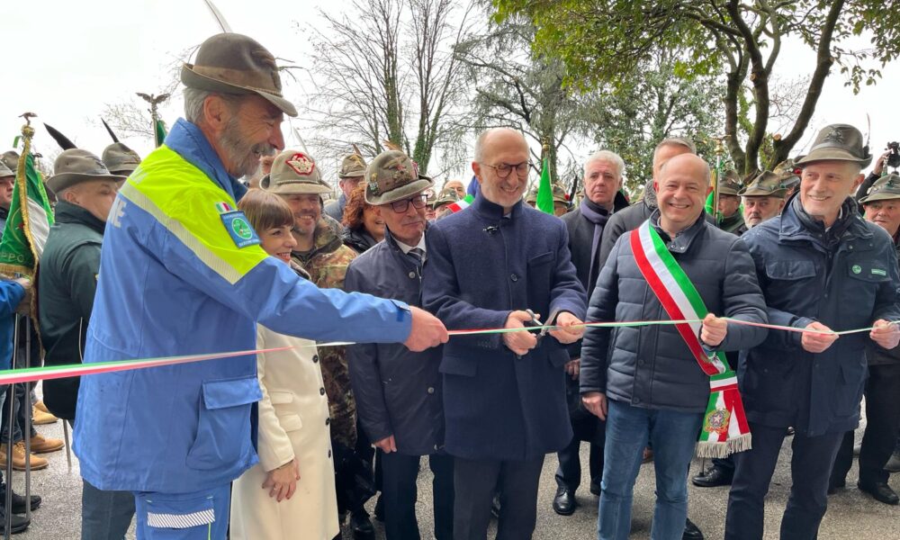 Taglio del nastro con l'assessore regionale con delega alla Protezione Civile, Riccardo Riccardi.