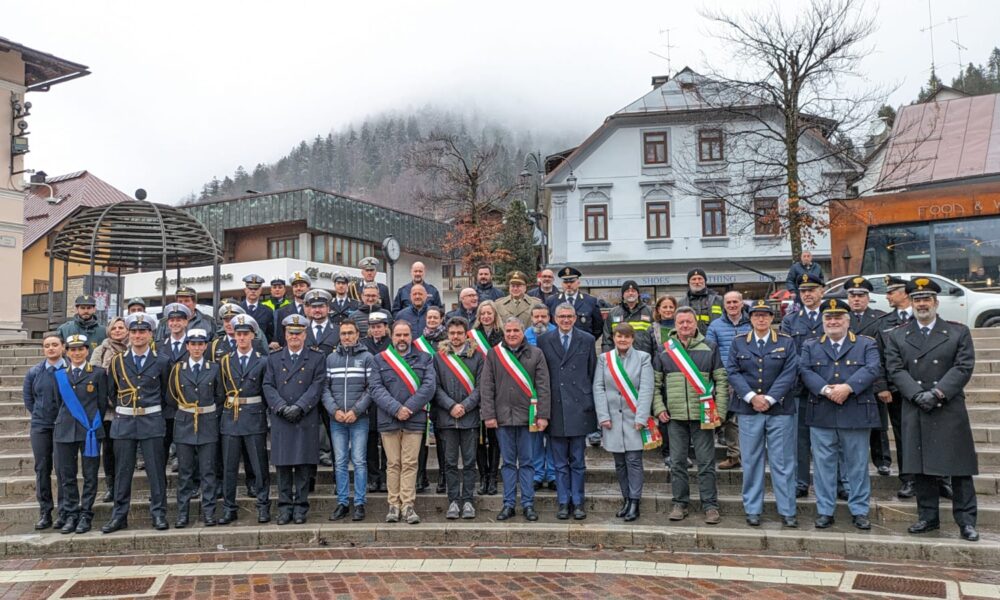 Foto di gruppo in piazza Unità d'Italia a Tarvisio