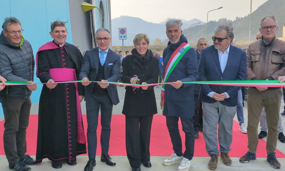 L'assessore Barbara Zilli taglia il nastro della nuova sede operativa e dello sportello del Cafc a Tolmezzo