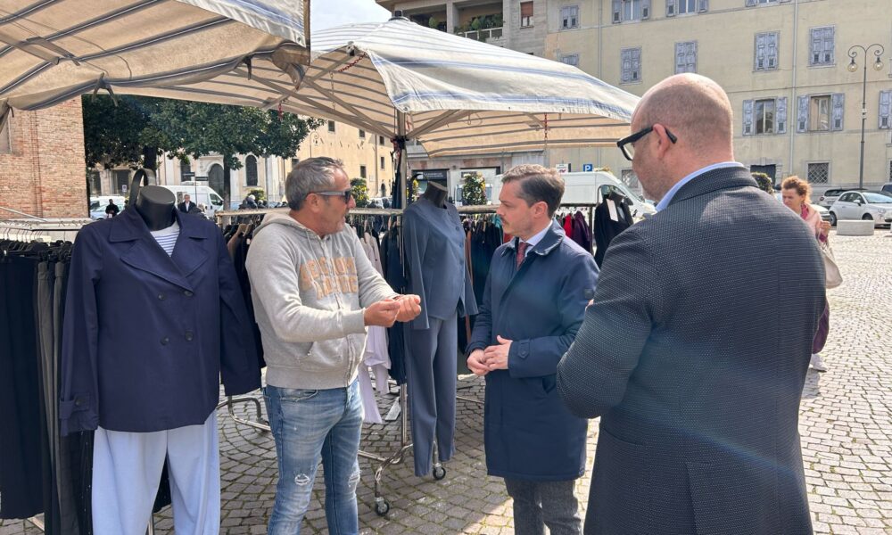 Mercato di piazza Duomo: Venanzi si confronta con gli ambulanti