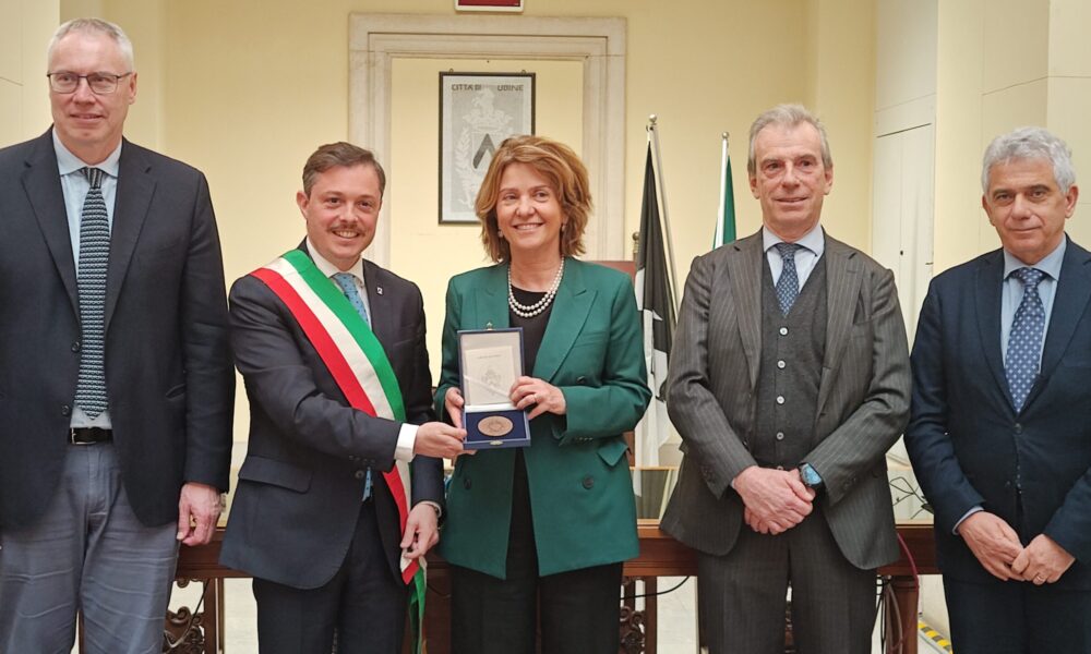 Il Comune di Udine consegna il sigillo della città alla Fondazione Telethon