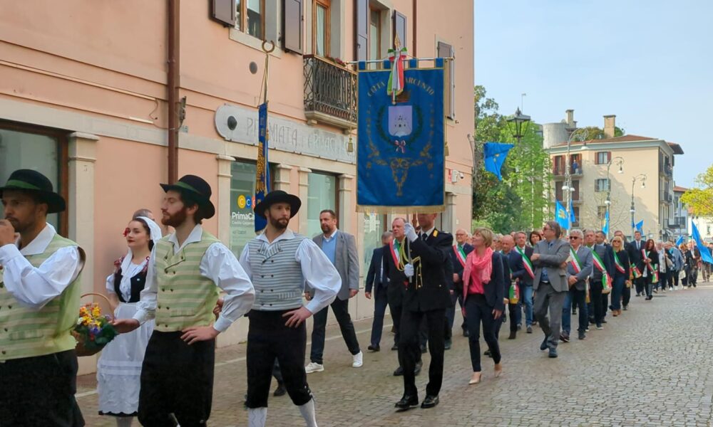 Un momento delle celebrazioni col corteo in via Roma a Tarcento