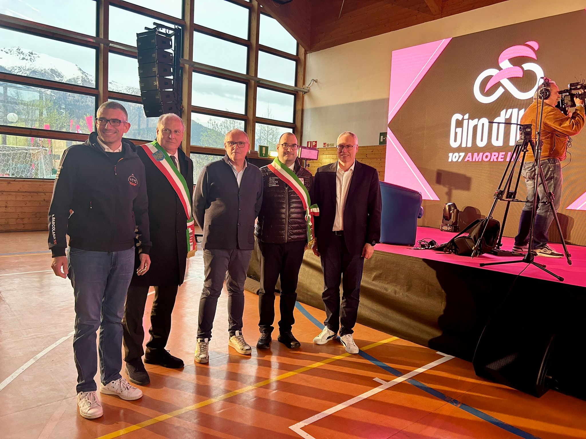 Il presidente del Cr Fvg, Mauro Bordin (primo a dx), con l'assessore regionale Pierpaolo Roberti (primo a sx) alla presentazione della tappa Mortegliano-Sappada del Giro d'Italia 2024. Tra i due, da sx i sindaci di Moretegliano, Roberto zuliani, il patron della tappa Paolo Urbani e il primo cittadino di Sappada, Manuel Piller Hoffer