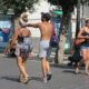 Ragazzi a passeggio a Lignano Sabbiadoro