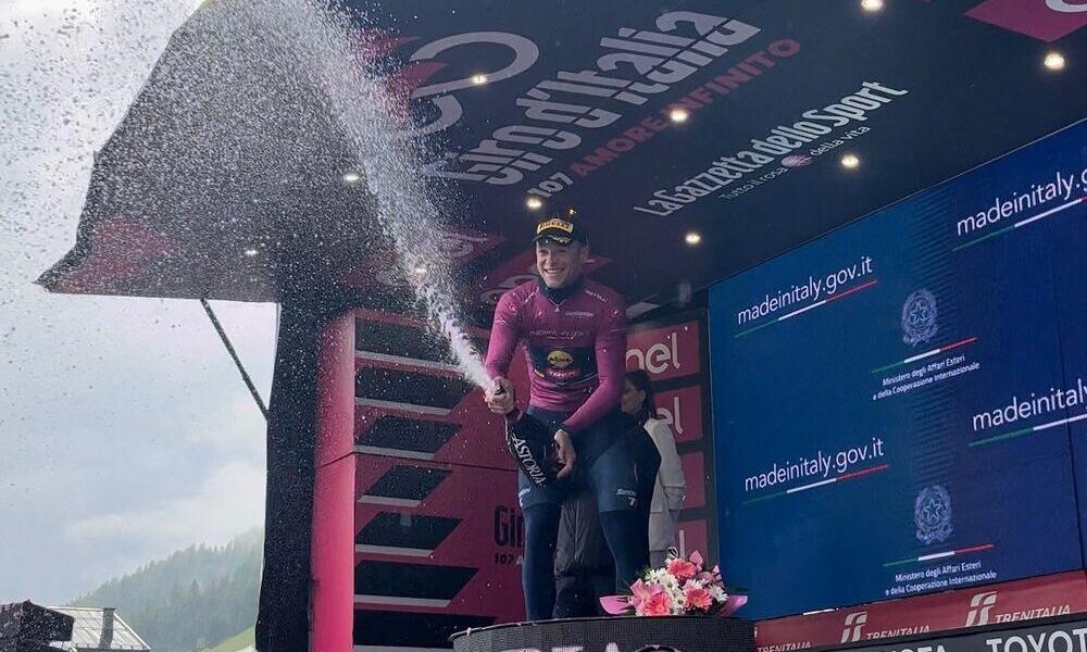 Un momento dei festeggiamenti al termine della tappa - Il Giro d'Italia, una vetrina europea per il Friuli-Venezia Giulia