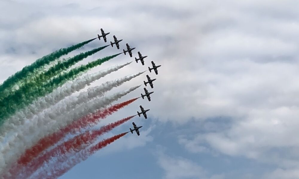 Le Frecce Tricolori in volo