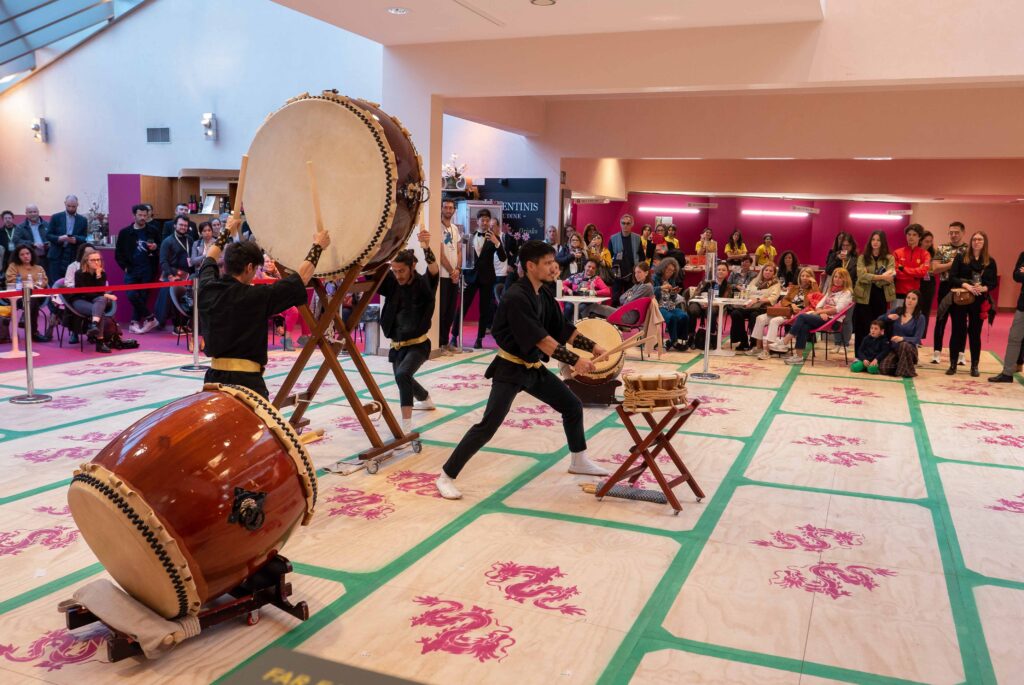 Percussionisti orientali all'interno del Giovanni da Udine