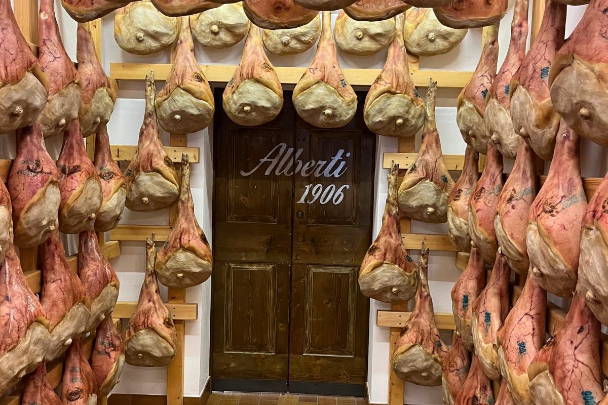 Prosciuttificio Casa del Prosciutto-Alberti 1906, eccellenza gastronomica e biglietto da visita per la Regione