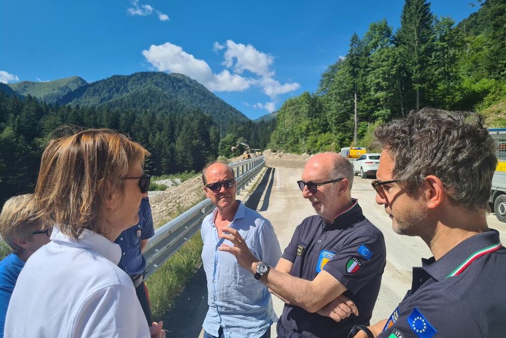 L'assessore Riccardi in Val Pesarina mentre si confronta con i tecnici