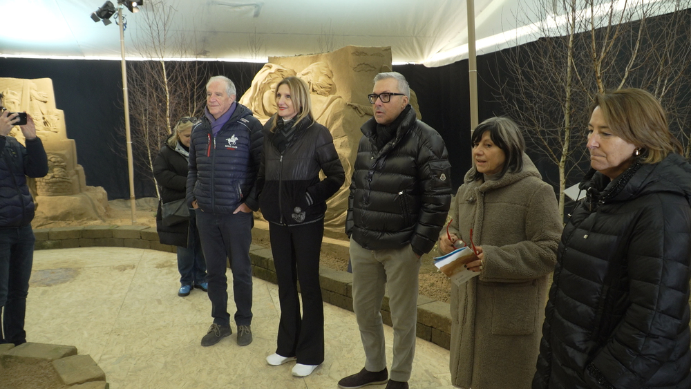 La visita dell'assessore Sergio Emidio Bini al presepe di sabbia di Lignano