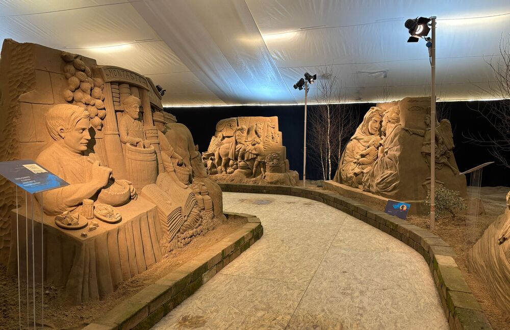 Alcune delle sculture del presepe di sabbia di Lignano