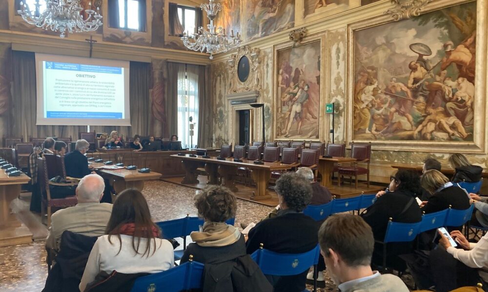 L'assessore regionale a Infrastrutture e territorio Cristina Amirante durante l'illustrazione del disegno di legge 36 a Udine