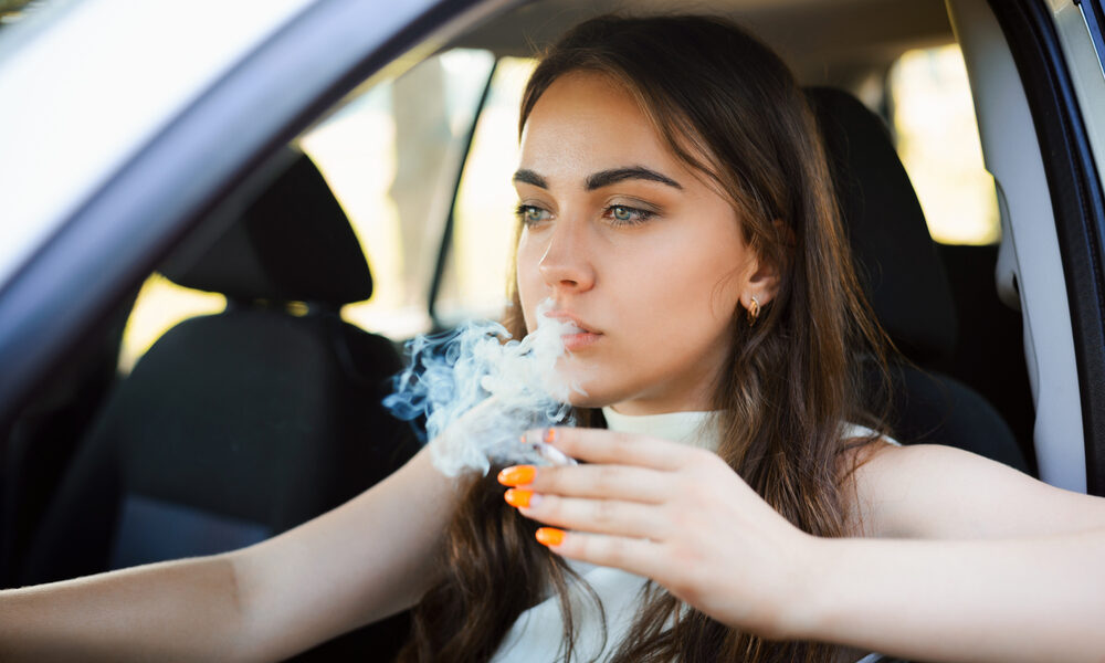 Ragazza in macchina che fuma - Elena Tuniz